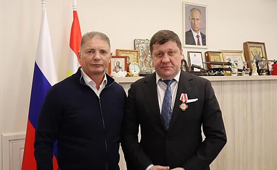 Заместитель губернатора Курской области вручил медаль за заслуги в медицине