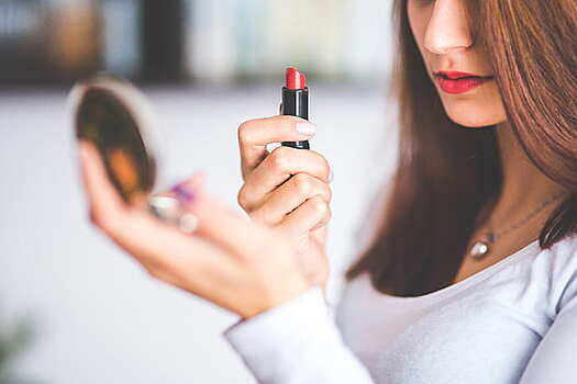 «Эффект губной помады»: почему кризис не влияет на продажи декоративной косметики