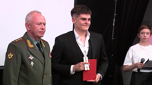 Фомин вручил погоны выпускникам военного центра МГЛУ