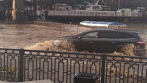 В Севастополе сильный дождь затопил Артбухту