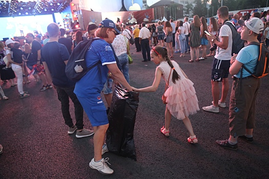 Зрители и волонтеры самарской фан-зоны убрали мусор на площади Куйбышева