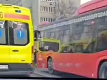 В Казани возбудили дело после наезда автомобиля на остановку с людьми