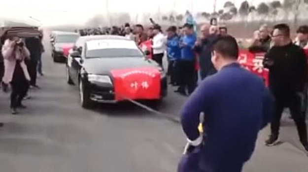 Китаец отбуксировал 7 авто своими гениталиями