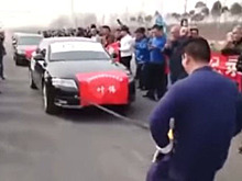 Китаец отбуксировал 7 авто своими гениталиями