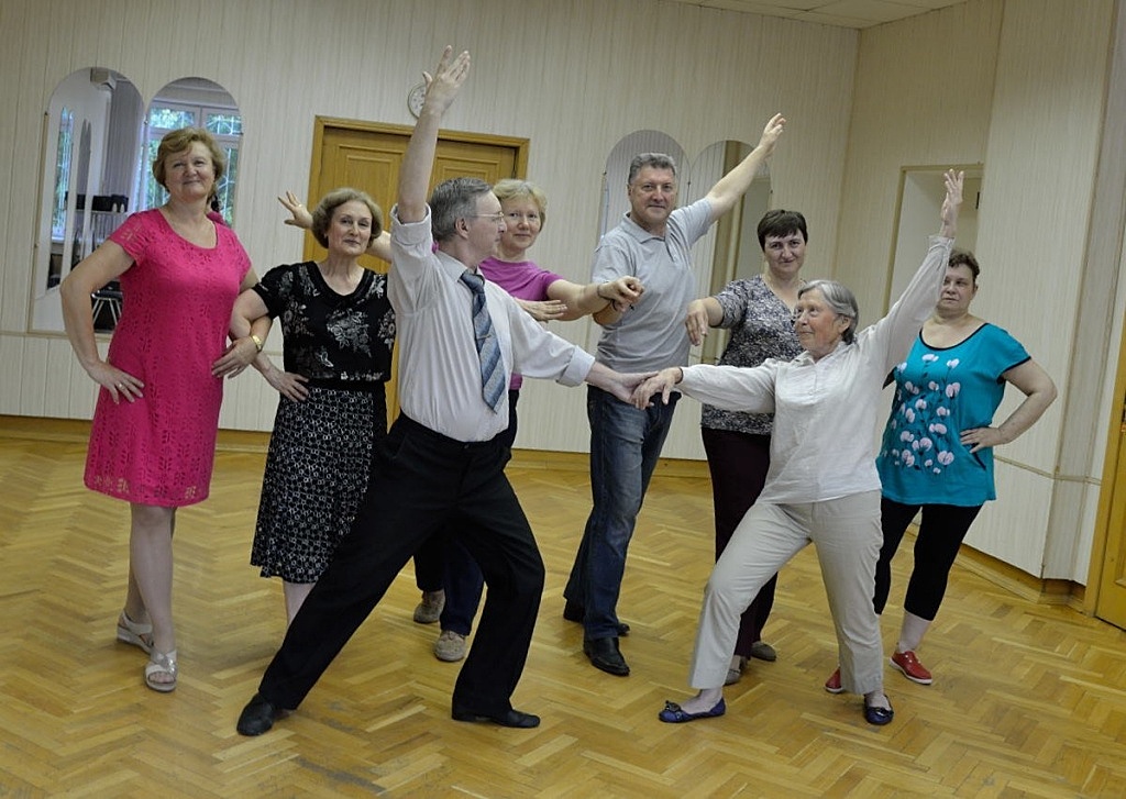 В клубе «Атом» пожилые жители могут заниматься бальными танцами