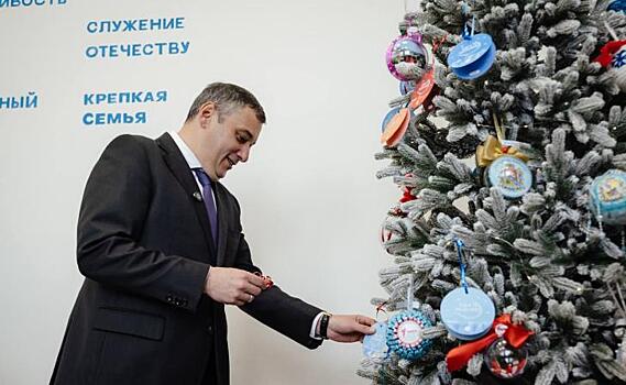 Хинштейн запустил «Ёлку желаний» в Курске, сняв первые 3 шара с детскими мечтами