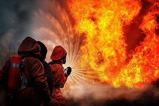 Пожарные выехали на место возгорания на территории бывшего завода ЗИЛ в Москве