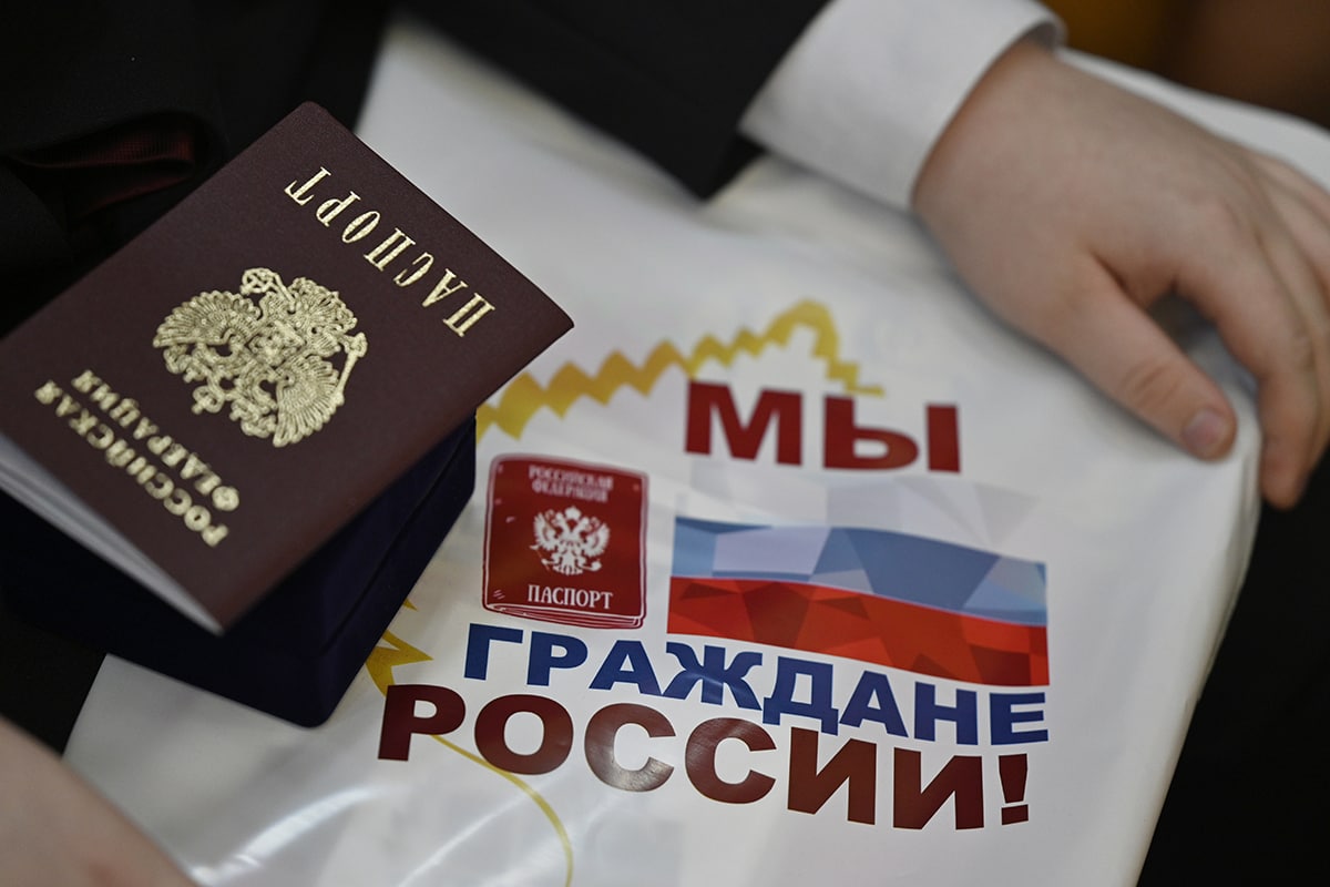 Максим Егоров в День Конституции вручил жителям региона госнаграды и паспорта граждан России