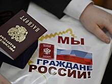 Максим Егоров в День Конституции вручил жителям региона госнаграды и паспорта граждан России