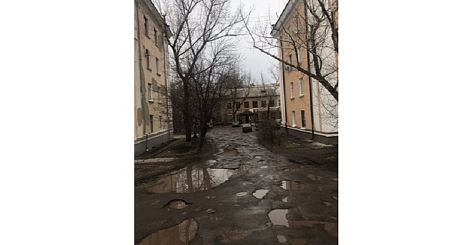&laquo;Американцы разбомбили&raquo;: каменские соцсети обсуждают ямы между четырехэтажками