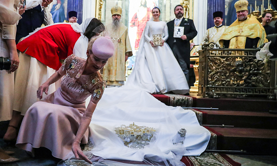 Во время церемонии венчания потомка династии Романовых Георгия Михайловича с гражданкой Италии Ребеккой Беттарини в Исаакиевском соборе.