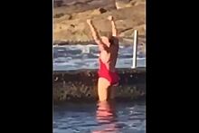 Женщина поймала акулу в бассейне