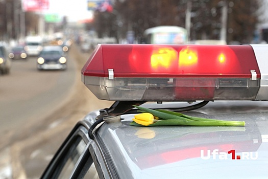 Тюльпан вместо штрафа: женщин-водителей дорожные инспекторы поздравили с наступающими праздниками