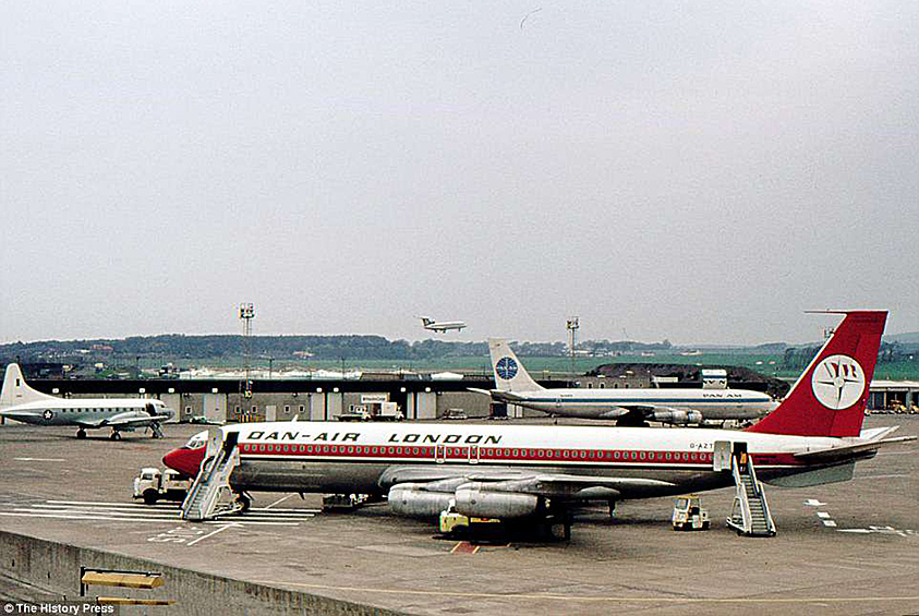 Boeing 707 стал первым по-настоящему успешным реактивным лайнером. Он разгонялся до 977 километров в час, дальность полета достигала 9 тысяч 300 километров, а на борт 707-й мог взять до 194 пассажиров. Самолет производился с 1957-го по 1979 годы, всего было выпущено 1010 лайнеров. Свой последний рейс Boeing 707 иранской авиакомпании Saha Airlines совершил в 2013 году 