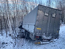В Хабаровском крае в результате ДТП грузовик смял под собой легковушку