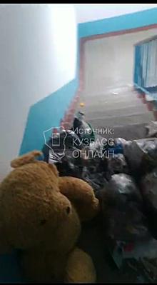 Жильцы одной из квартир завалили мусором лестницу в подъезде многоэтажки в Кузбассе