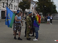 Десантники избили ЛГБТ-активиста за плакат про геев в ВДВ