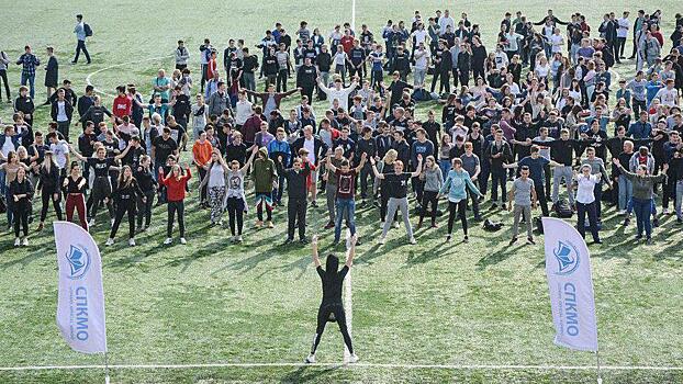 «Здоровье — твое богатство». Тысяча студентов вышла на зарядку в Сергиевом Посаде