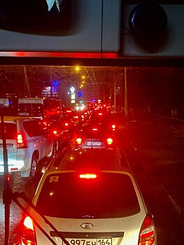 Жители Энгельса жалуются на пробки у моста и невозможность добраться до работы
