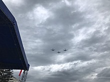 Над Театральной площадью пролетели бомбардировщики