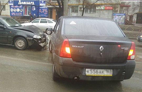 На трамвайных путях на Пензенской столкнулись две легковушки