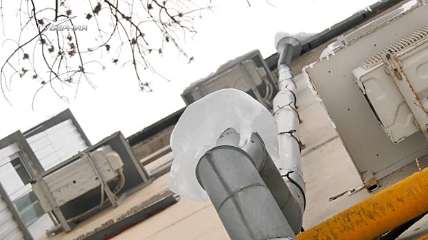 После жалоб самарцев отремонтировали водосток на крыше дома на Революционной