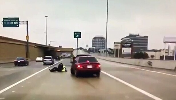 Поскользнувшийся полицейский ловко увернулся от неуправляемой машины