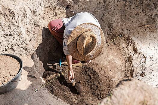 Археологи нашли средневековое кольцо с необычным голубым камнем