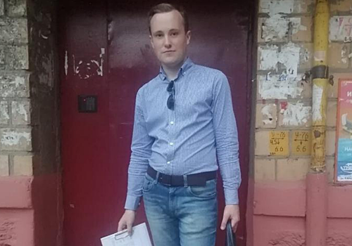 Местный житель вытолкал из подъезда политагитатора КПКР Андрея Никольского
