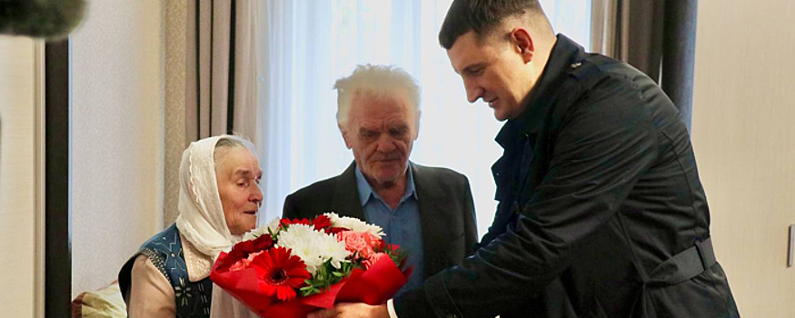 Денис Семенов поздравил с железной свадьбой семью Никулиных из Павлово-Посадского г.о.