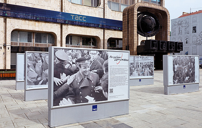Фотовыставка о Гагарине открылась ко Дню космонавтики перед штаб-квартирой ТАСС