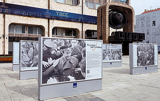 Фотовыставка о Гагарине открылась ко Дню космонавтики перед штаб-квартирой ТАСС