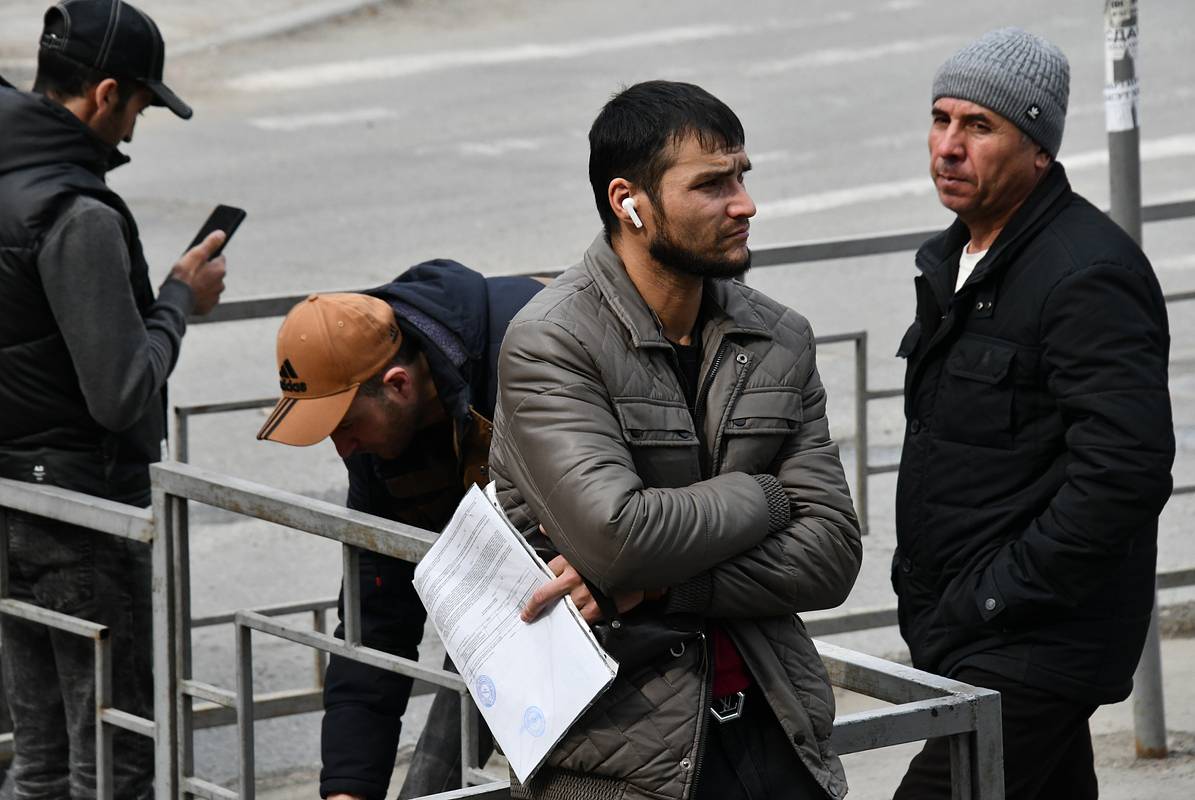 В Госдуме предложили усилить контроль за курьерской деятельностью мигрантов