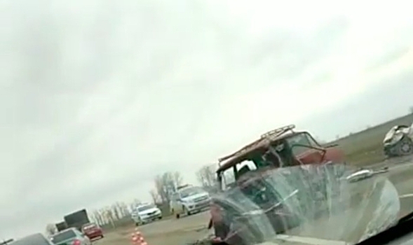 На трассе Крымск-Славянск в районе Новотроицкой столкнулись «Жигули» и иномарка