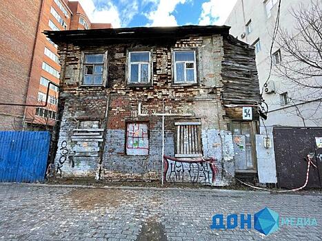 Ростовчан от обрушения аварийного дома &laquo;спасает&raquo; сигнальная лента