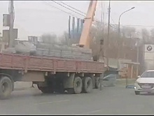 В Балакове большегруз увяз в грязи дорожной обочины