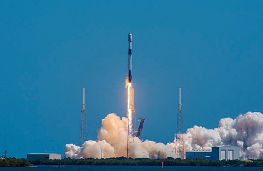 Falcon 9 запустила к МКС корабль Crew Dragon с экипажем на борту
