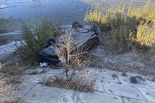 В Чите автомобиль при ДТП рухнул с моста