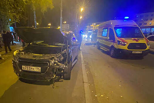 В Екатеринбурге машина влетела в трамвайную остановку, когда на ней были люди