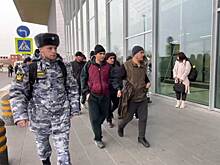 Более 2,5 тысячи мигрантов выставили в наручниках из Новосибирска