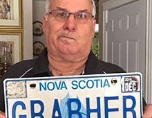 У канадца с "оскорбительной" фамилией отобрали автомобильный номер