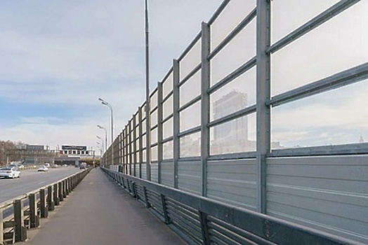 Шумозащитный экран установили на Андреевском мосту