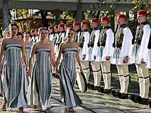 Олимпийский огонь передали факелоносцу