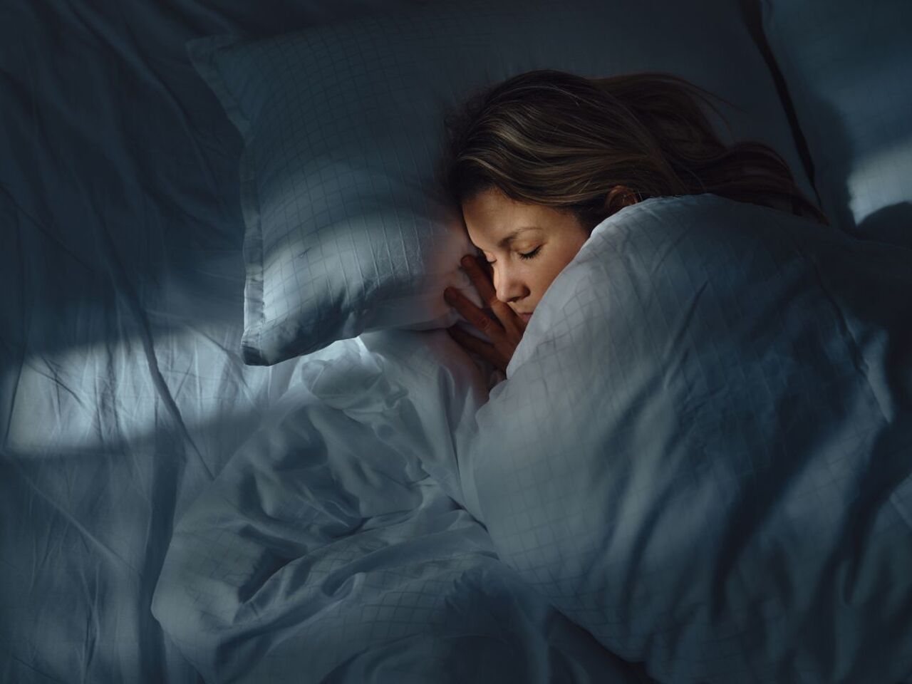 Западные сомнологи раскрыли секрет хорошего сна: тёплый душ и приглушённый свет