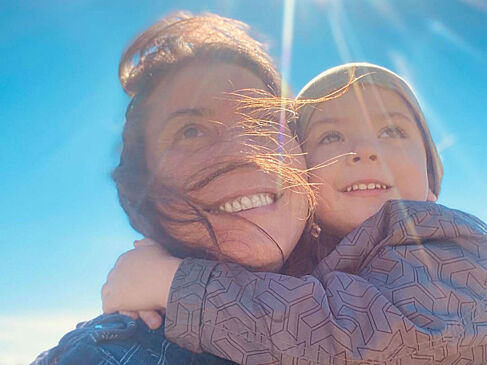 Королева из сериала «Сваты» показала, как развлекает младшего сына на карантине