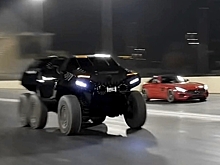 Шестиколесный внедорожник-танк "порвал" на дрэге спорткар Mercedes-AMG