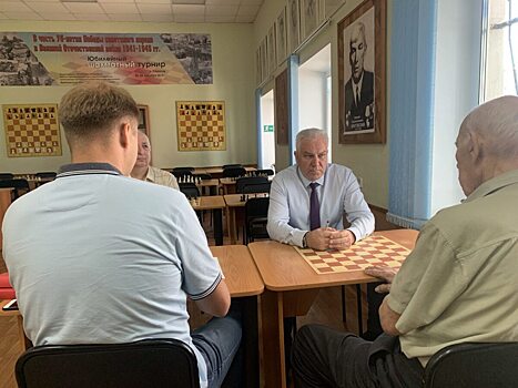 Пилотный проект по обучению школьников игре в шахматы реализуют в двух районах Саратова