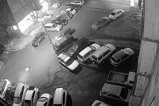 В российском городе таксист сбил двоих пассажиров и врезался в дерево