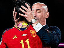 Поцеловавшего футболистку  президента RFEF хотят отстранить на 15 лет