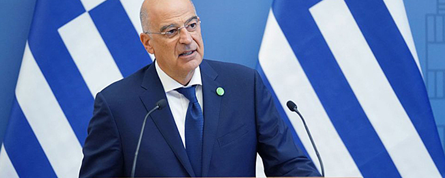 Отказался выходить из самолета: визит главы МИД Греции в Ливию закончился курьезом